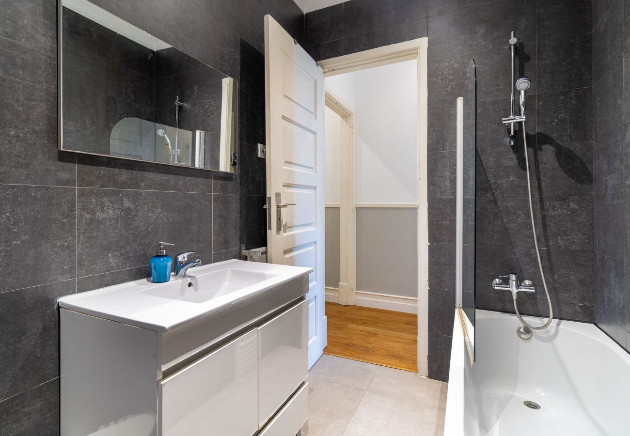 Apartamento em Lisboa - Central Chiado RC by Central Hill