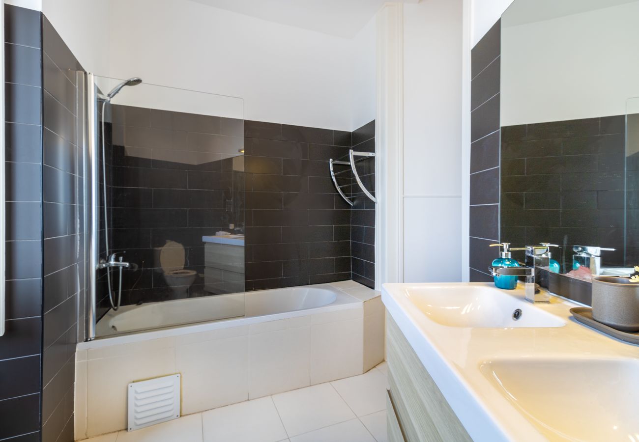 Apartamento em Lisboa - Large Bairro Alto C up to 22guests by Central Hill
