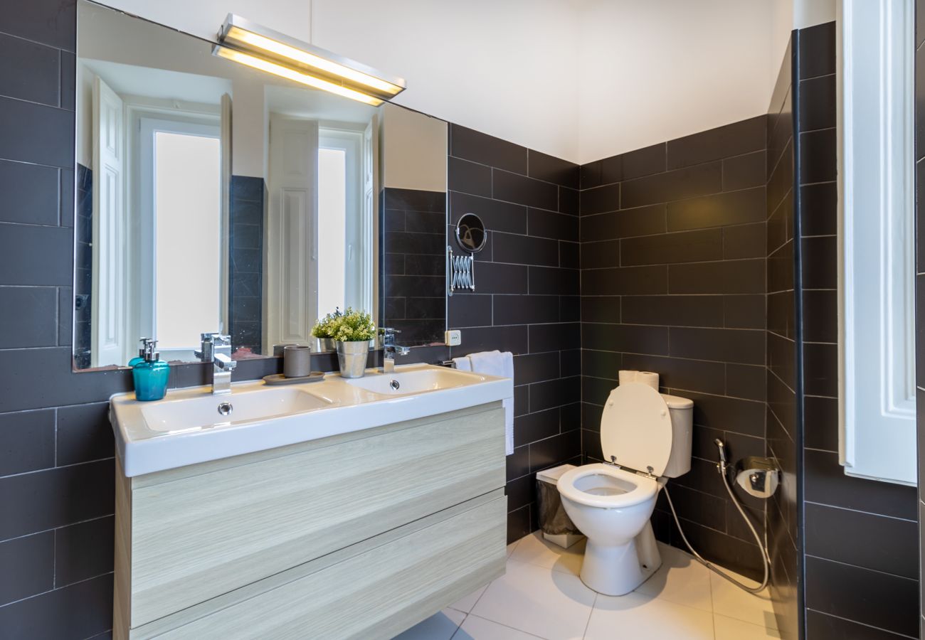 Apartamento em Lisboa - Large Bairro Alto C up to 22guests by Central Hill