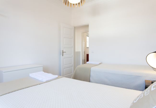 Apartamento en Lisboa ciudad - Sunny Chiado with View, 4 Bedrooms, up to 15 people