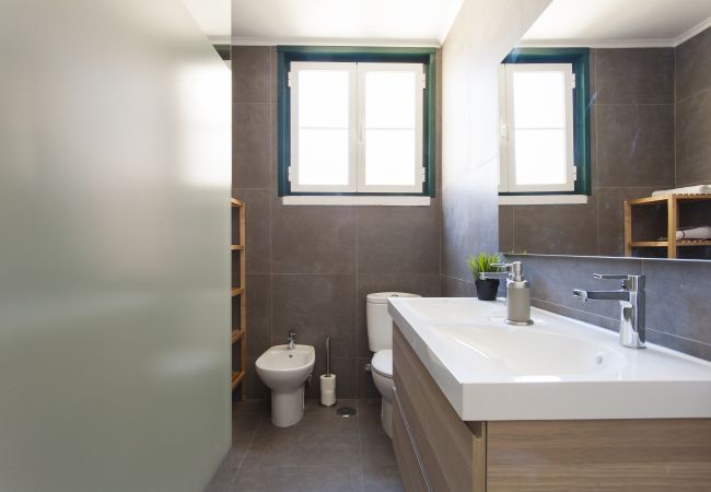 Apartamento en Lisboa ciudad - Sunny Chiado with View, 4 Bedrooms, up to 15 people