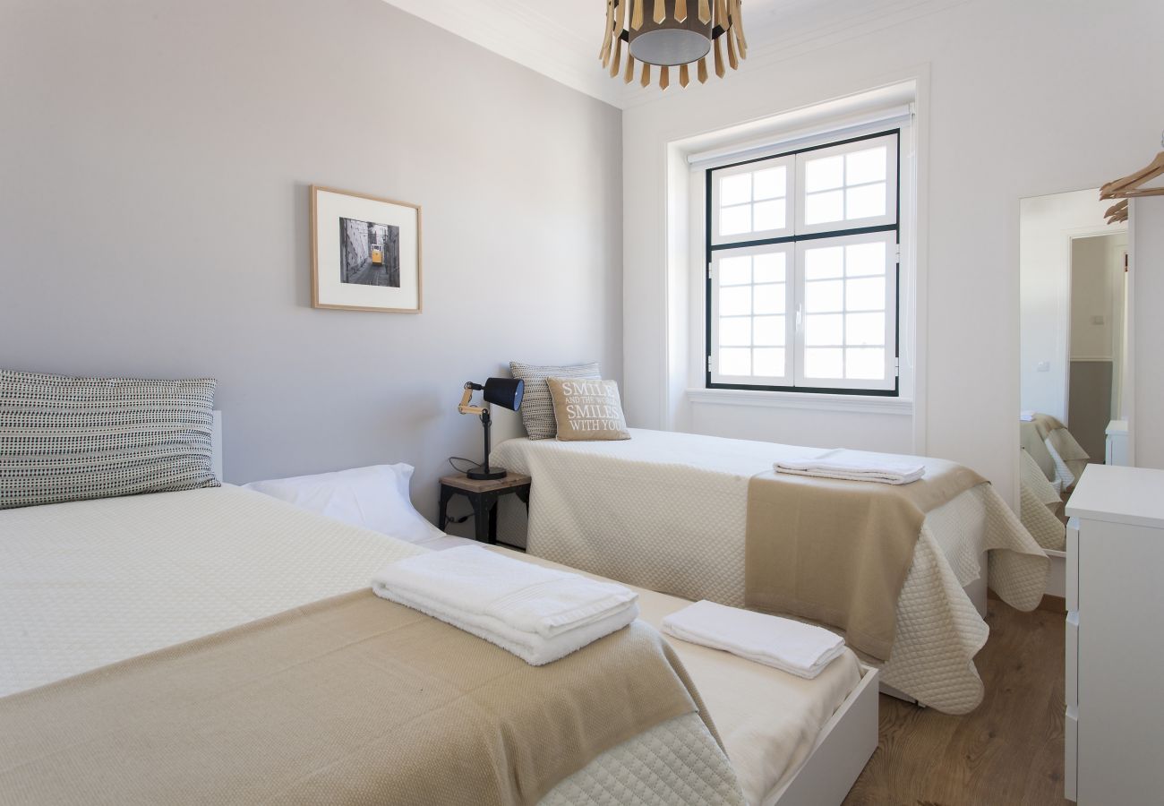 Apartamento en Lisboa ciudad - Sunny Chiado with View, 4 Bedrooms, up to 15 people