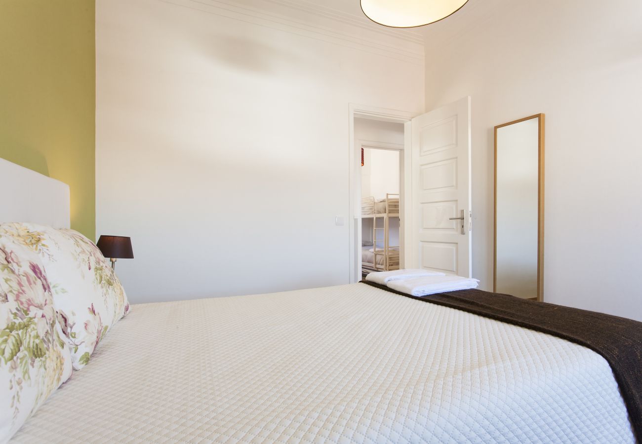 Apartamento en Lisboa ciudad - Sunny Chiado with View, 4 Bedrooms, up to 15 people