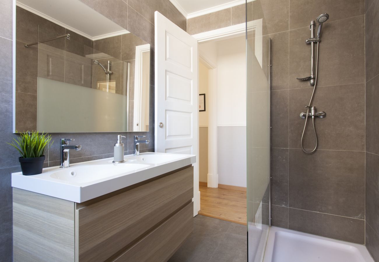 Apartamento en Lisboa ciudad - Sunny Chiado with View, 4 Bedrooms, up to 15 people