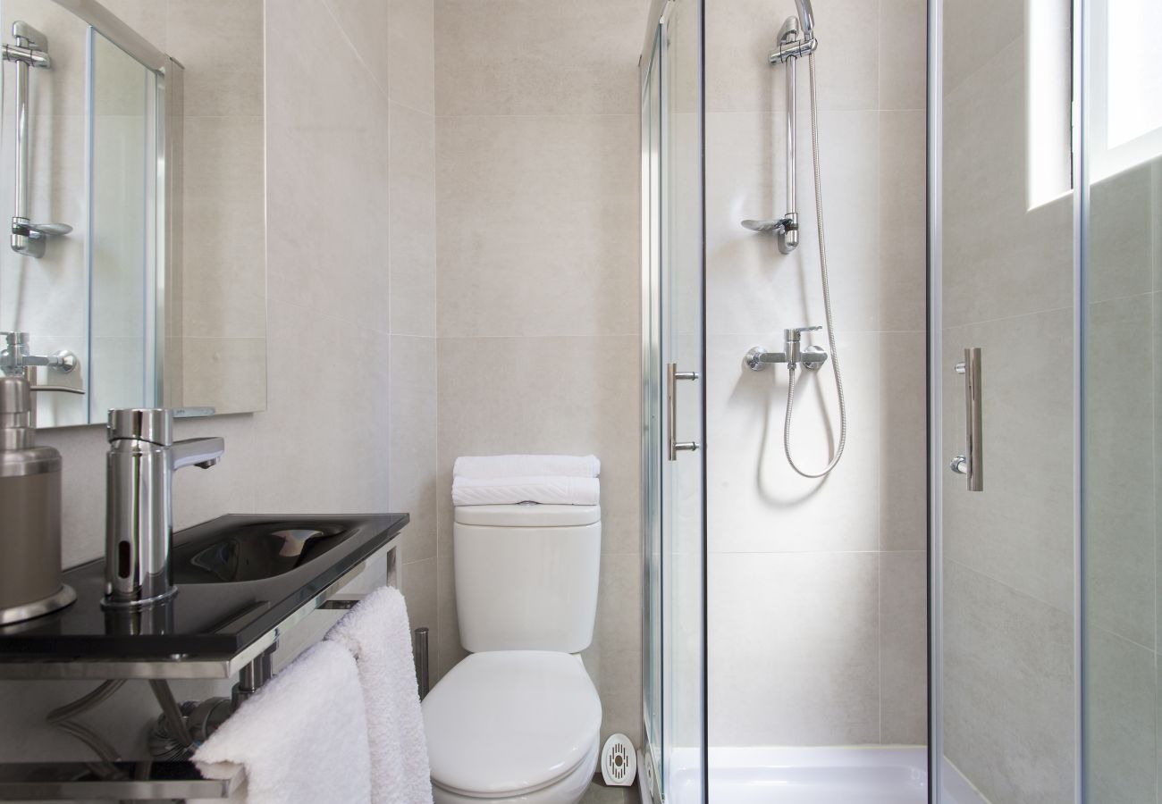 Apartamento en Lisboa ciudad - Sunny Chiado with View, 4 Bedrooms, up to 15 people